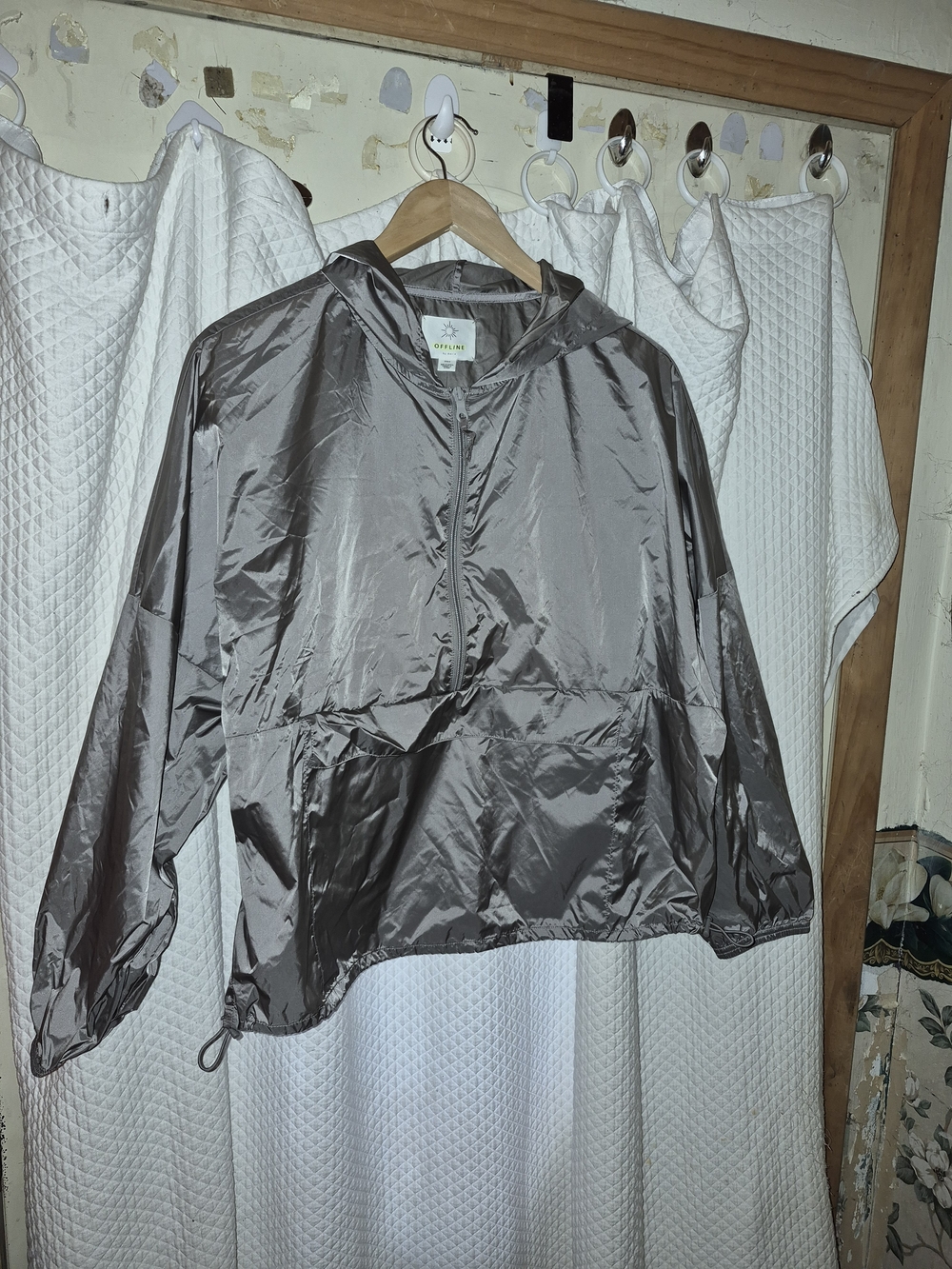 Offline By Aerie Silver-Grey Packable Hooded Pullover Windbreaker Size M (NWT)